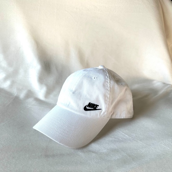 White Nike Hat - Picture 1 of 3